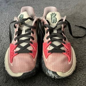 Women’s Kyrie low 4 ‘pale coral’ basketball shoes size 7 US.